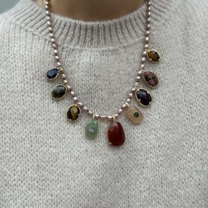 COLLIER EN NACRE ROSE ET PIERRES