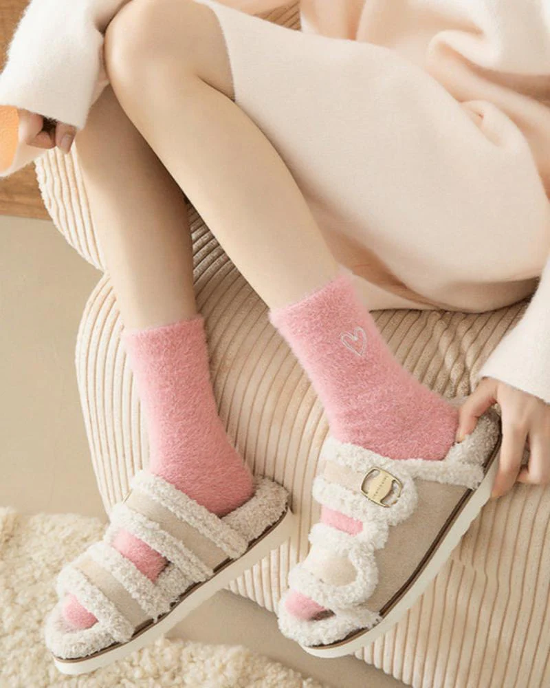 Chaussettes longues et pelucheuses avec un cœur – Image 5