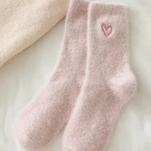 Chaussettes longues et pelucheuses avec un cœur