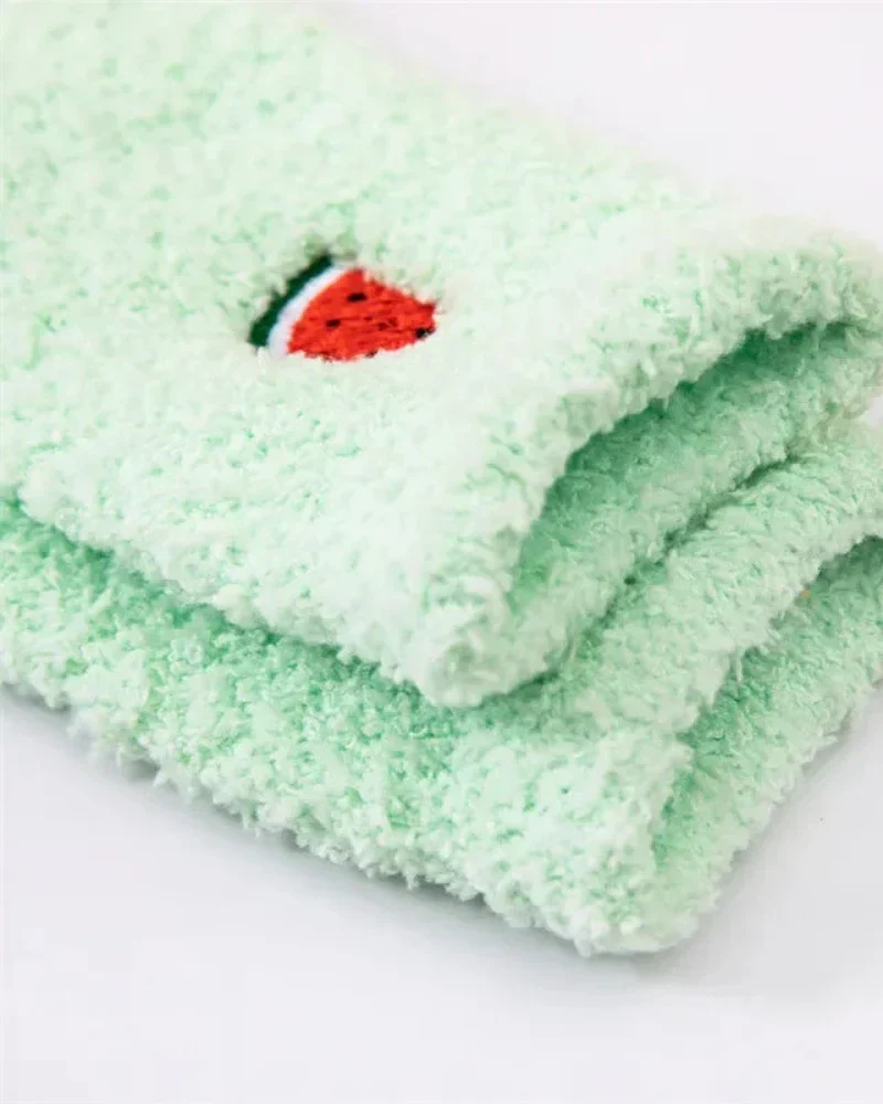 Chaussettes longues et pelucheuses avec broderie – Image 3