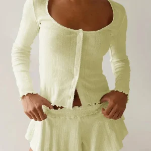 Ensemble court de vêtements d'intérieur avec boutons