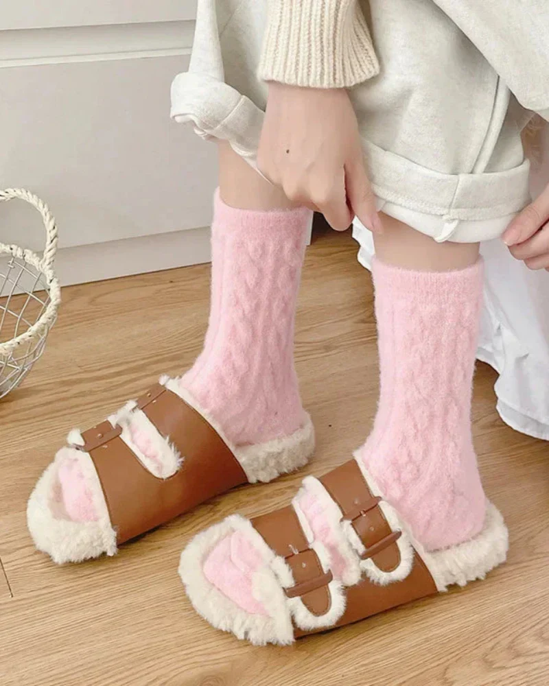 Chaussettes longues en peluche avec motif tressé – Image 4