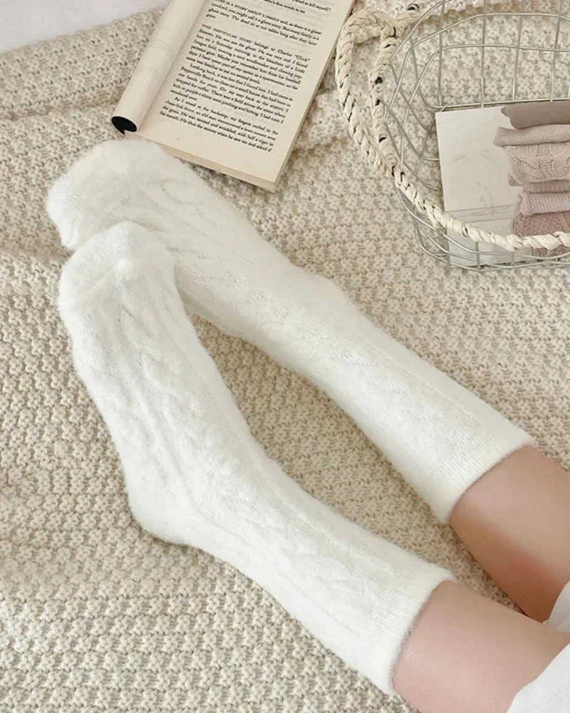 Chaussettes longues en peluche avec motif tressé – Image 9