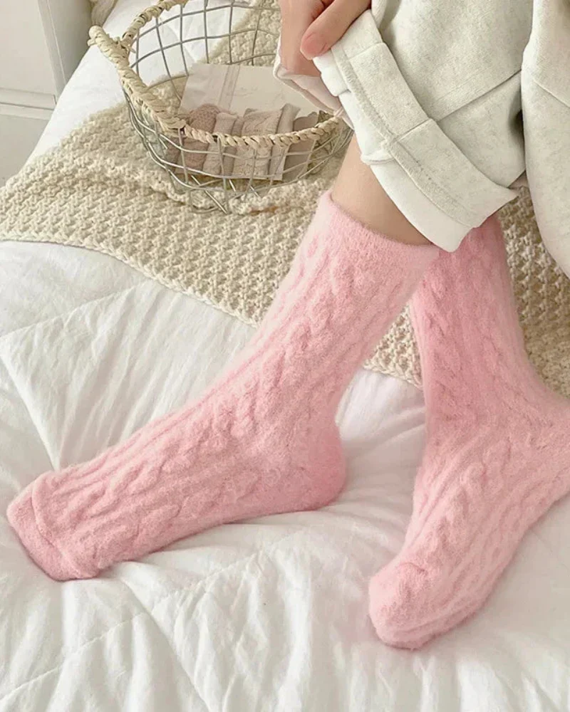 Chaussettes longues en peluche avec motif tressé – Image 2