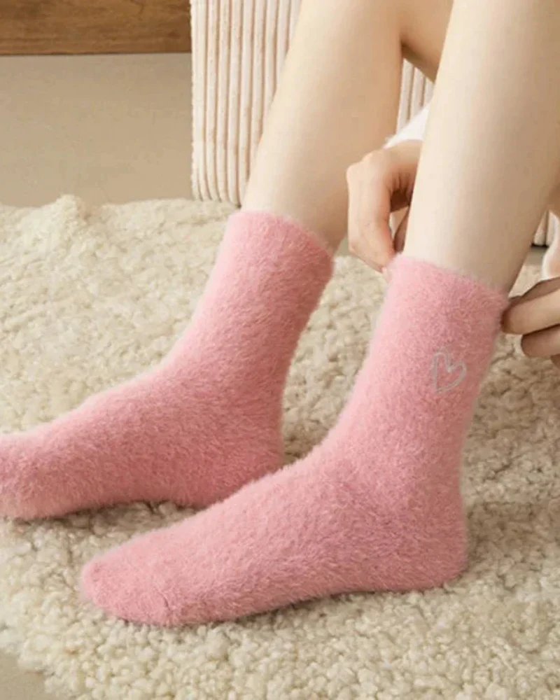 Chaussettes longues et pelucheuses avec un cœur – Image 4