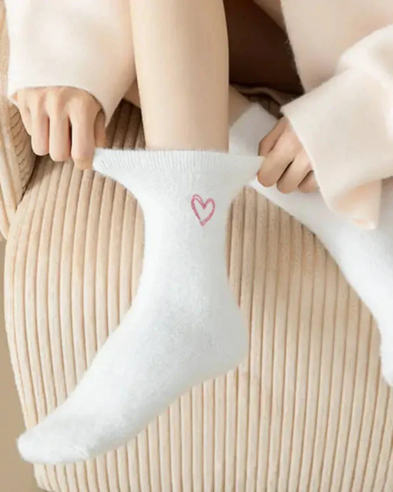 Chaussettes longues et pelucheuses avec un cœur – Image 7
