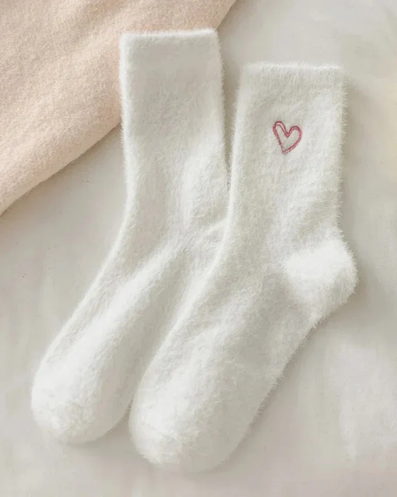 Chaussettes longues et pelucheuses avec un cœur – Image 6