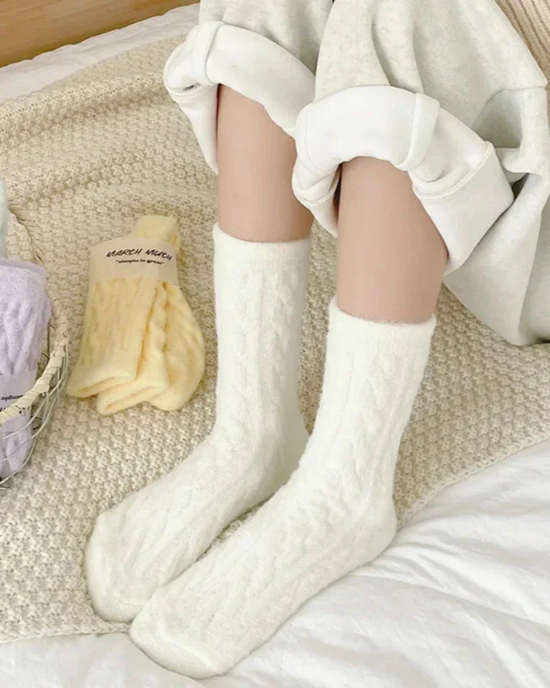 Chaussettes longues en peluche avec motif tressé – Image 8
