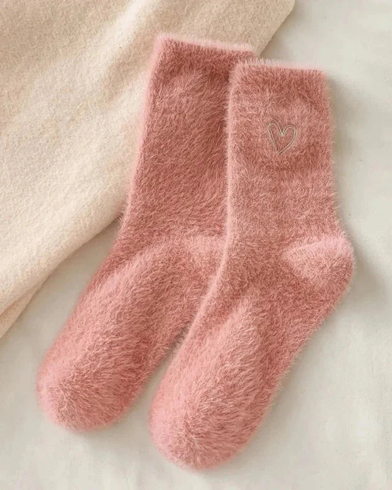 Chaussettes longues et pelucheuses avec un cœur – Image 3
