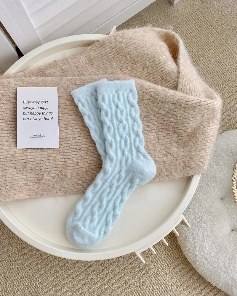 Chaussettes longues en peluche avec motif tressé – Image 7