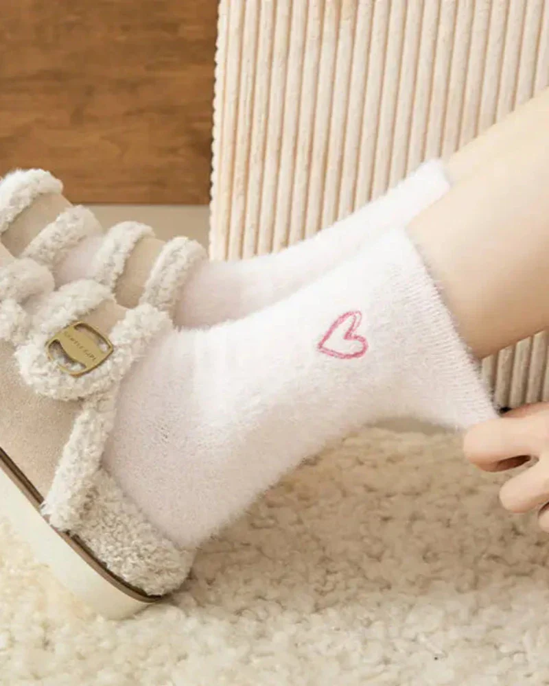 Chaussettes longues et pelucheuses avec un cœur – Image 8