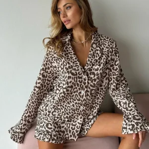Ensemble court de vêtements d'intérieur avec chemise léopard