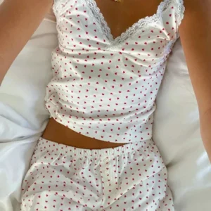 Pyjama court à bretelles en cœur avec dentelle