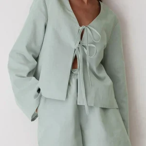 Ensemble court de vêtements d'intérieur avec un lien décoratif à l'avant