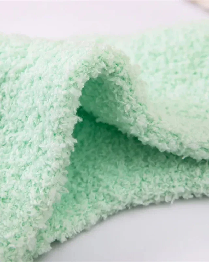 Chaussettes longues et pelucheuses avec broderie – Image 4