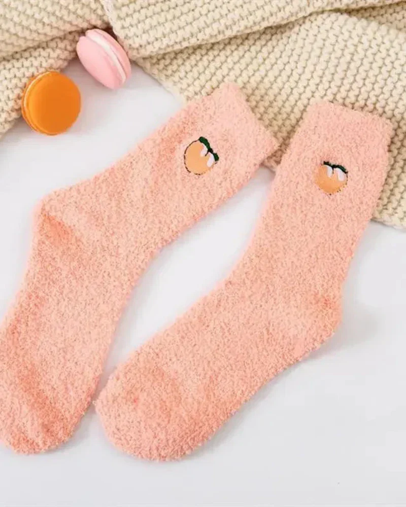 Chaussettes longues et pelucheuses avec broderie – Image 7