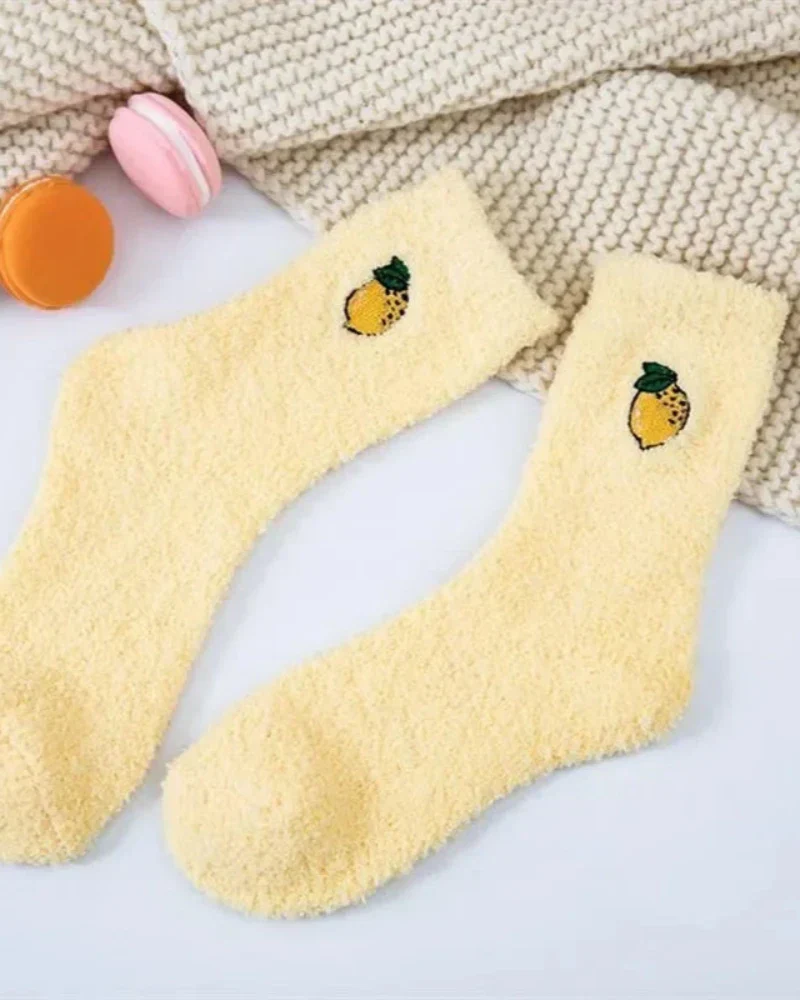 Chaussettes longues et pelucheuses avec broderie – Image 6