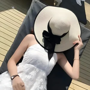 Chapeau de plage avec garniture décorative