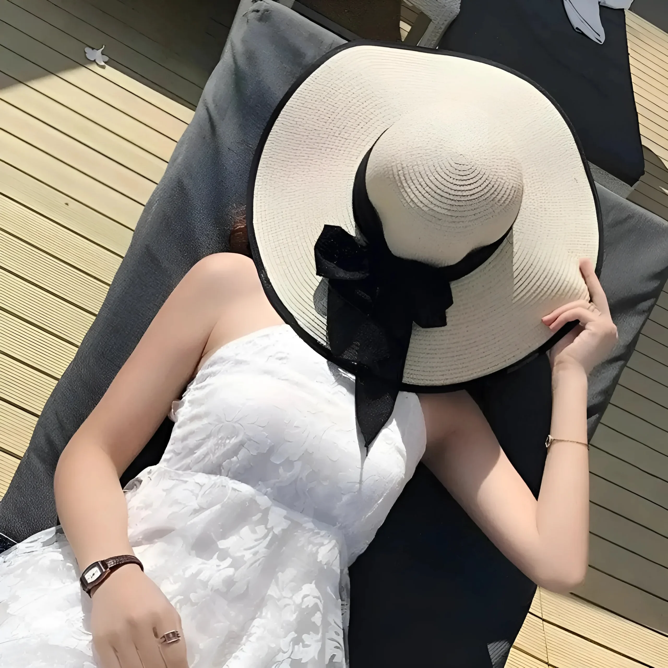 Chapeau de plage avec garniture décorative