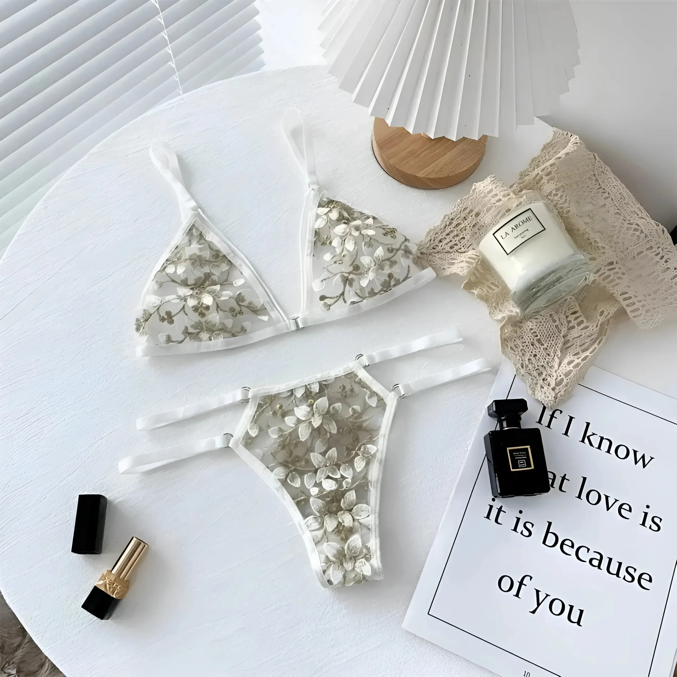 Ensemble de lingerie en dentelle avec imprimé floral délicat