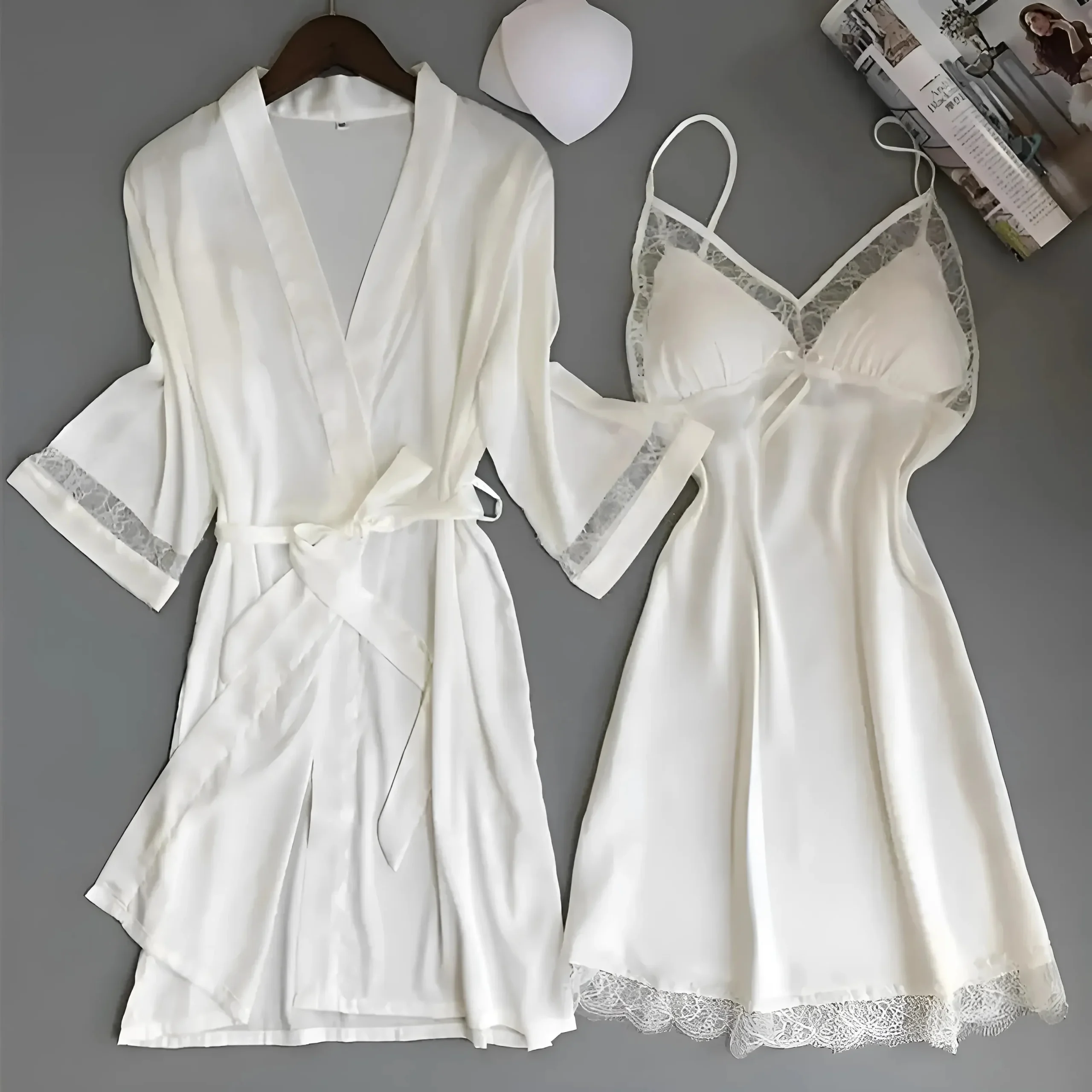 Ensemble de nuit en satin blanc avec dentelle