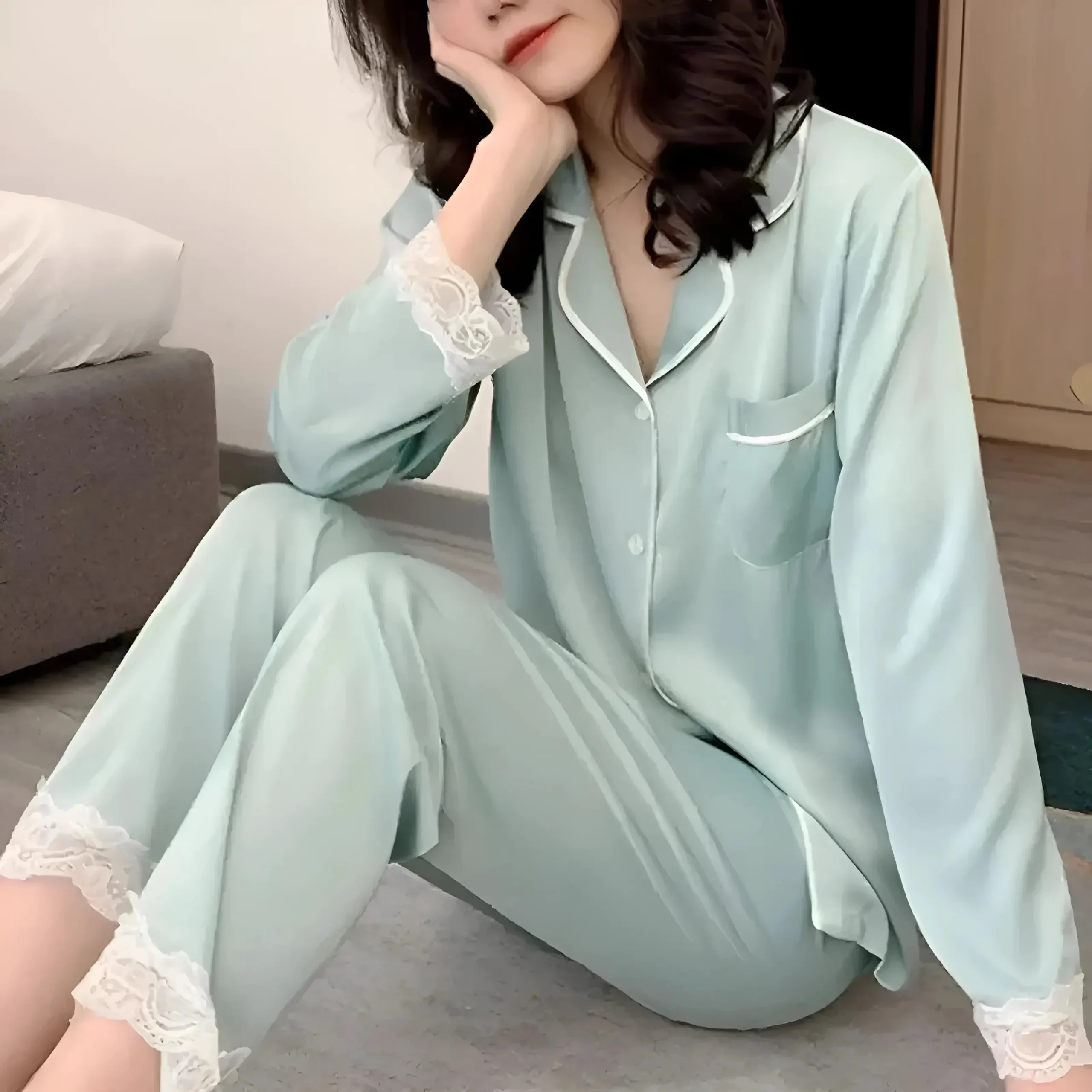 Pyjama en satin avec de la dentelle