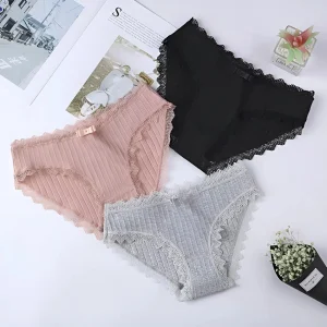 Culotte avec des éléments en dentelle