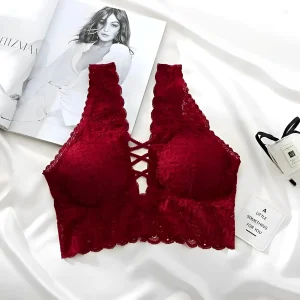 Bralette en dentelle avec des bretelles sur le décolleté