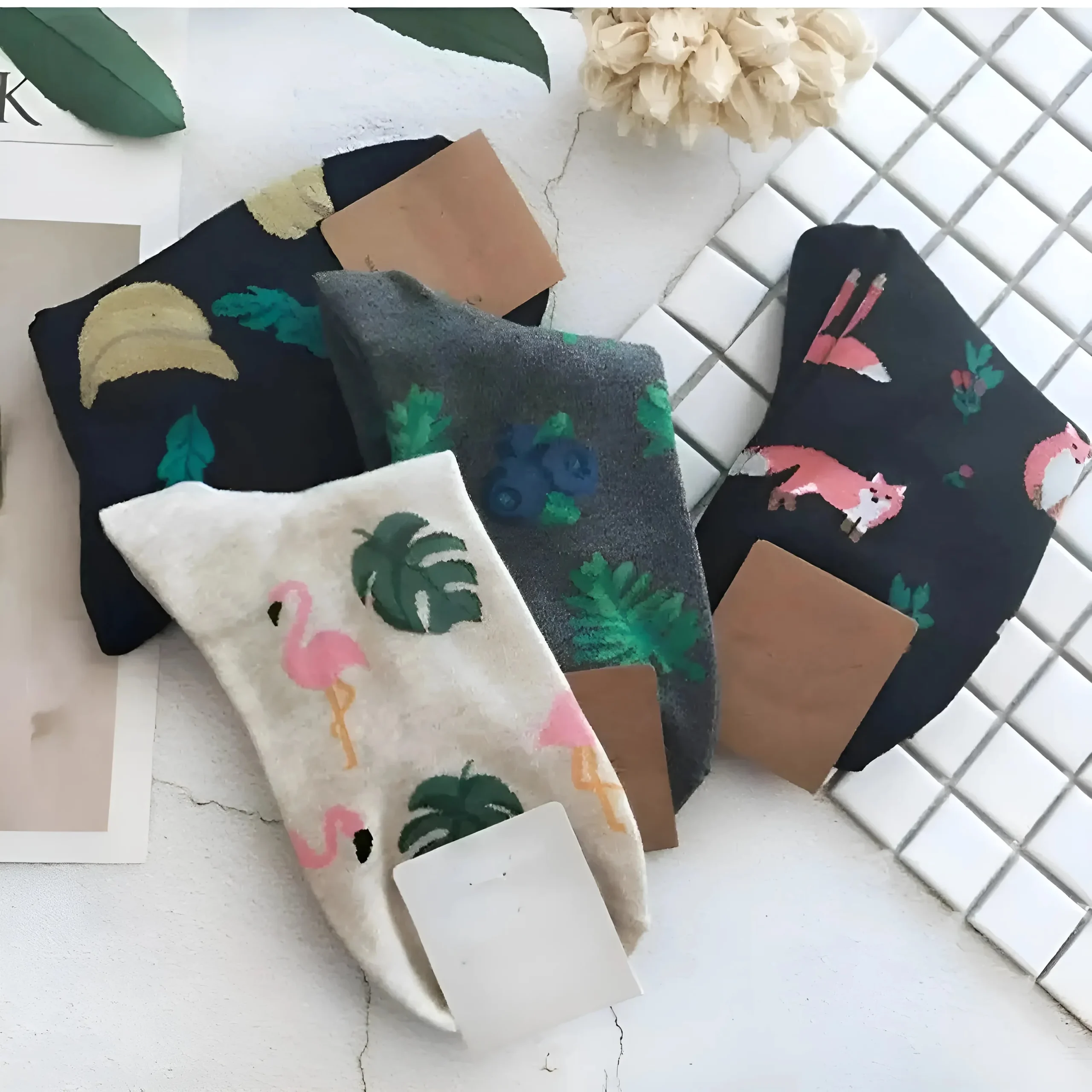 Chaussettes longues avec des imprimés colorés – Image 2