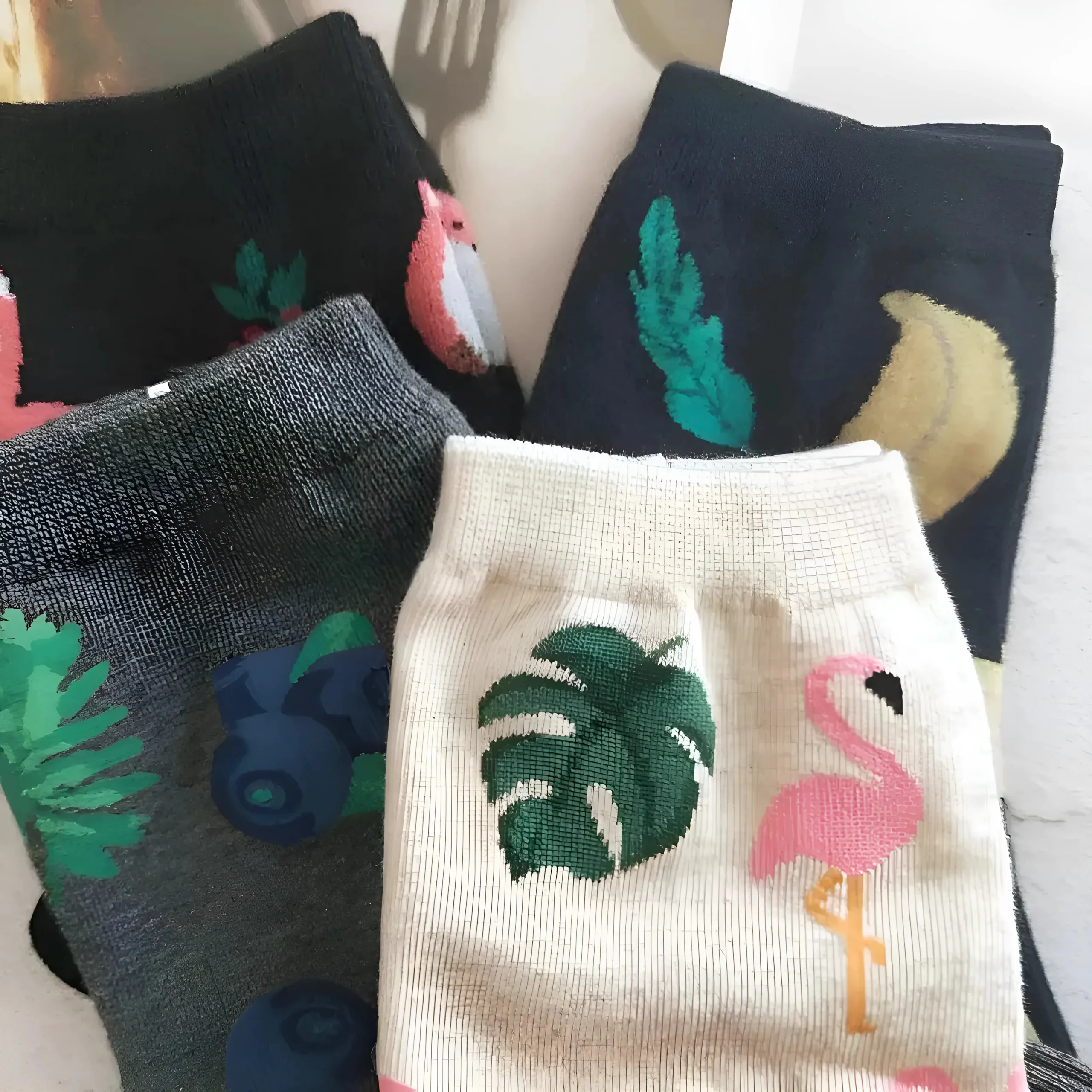 Chaussettes longues avec des imprimés colorés – Image 3