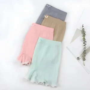 Culottes de femme avec garniture décorative