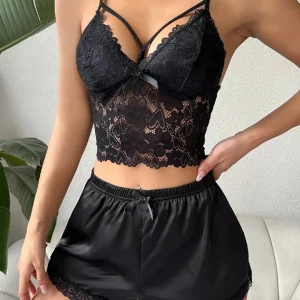 Pyjama court avec finition en dentelle et shorts en satin