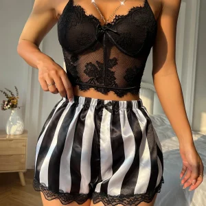Pyjama en dentelle avec shorts rayés