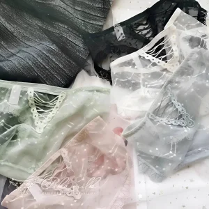 Figs transparents avec des cordes