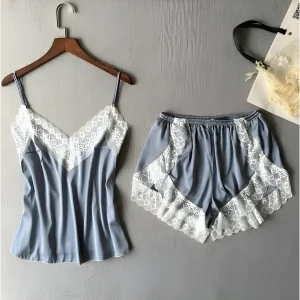 Pyjamas en satin avec dentelle