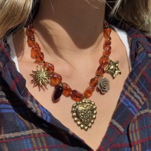 COLLIER PERLES AMBRE ET BRELOQUES COEUR