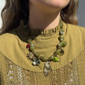 COLLIER PERLE KAKI ET BRELOQUE MAIN