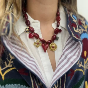 COLLIER PERLE ROUGE ET BRELOQUES