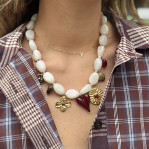 COLLIER PERLE BLANCHE ET BRELOQUES