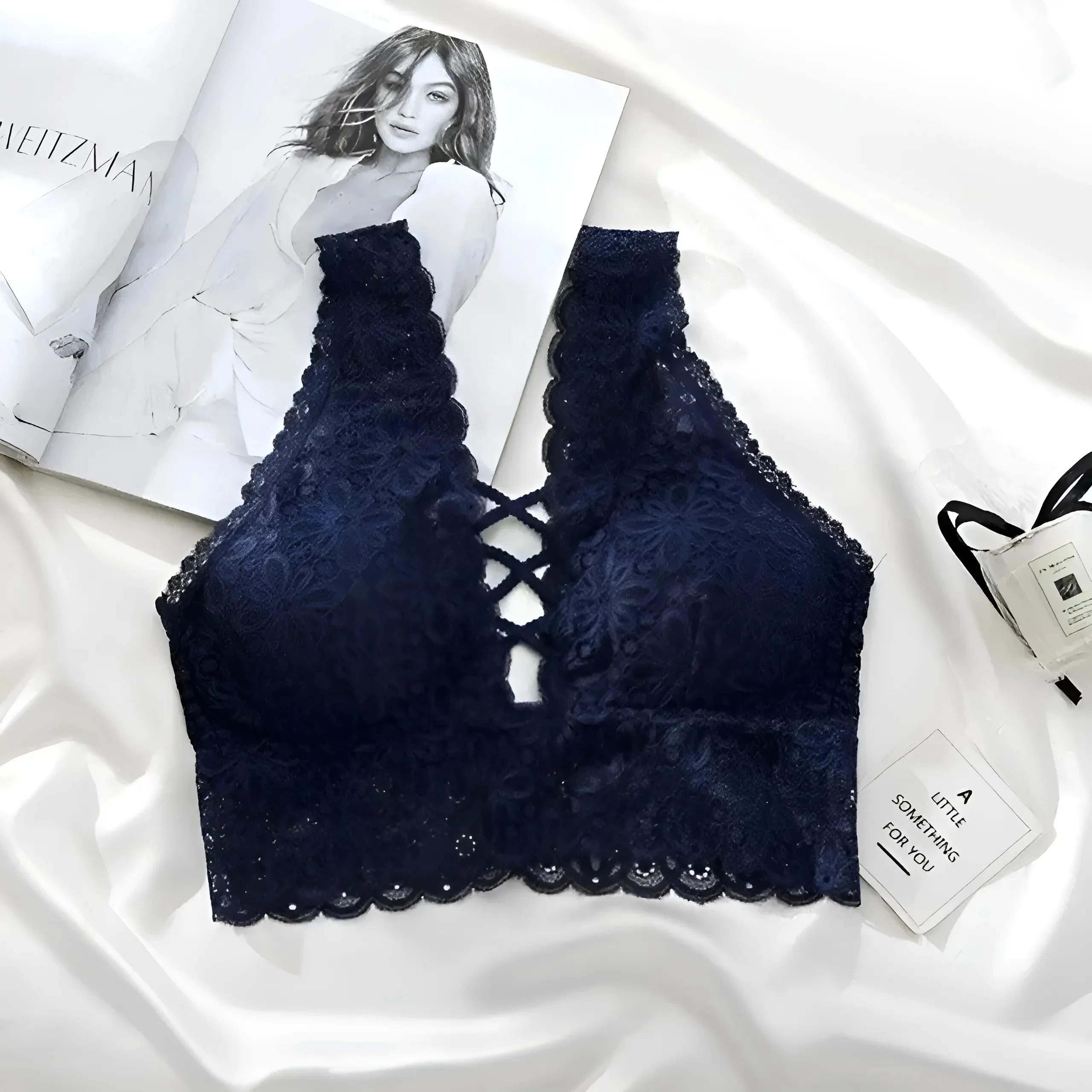 Bralette en dentelle avec des bretelles sur le décolleté – Image 4