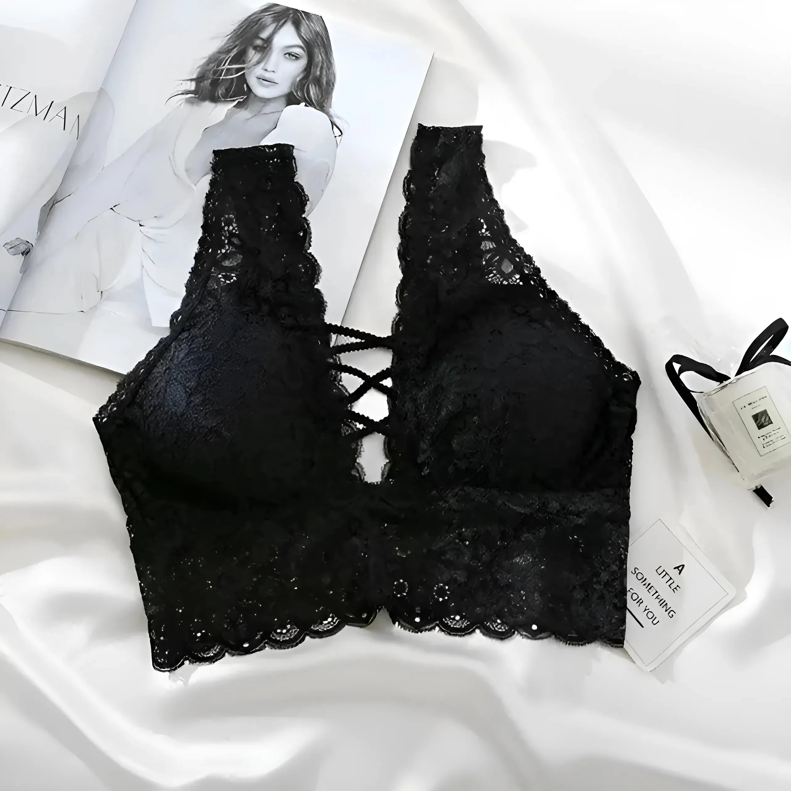 Bralette en dentelle avec des bretelles sur le décolleté – Image 2