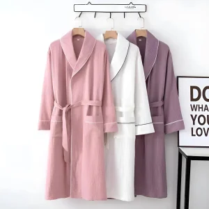 Peignoir avec garniture décorative