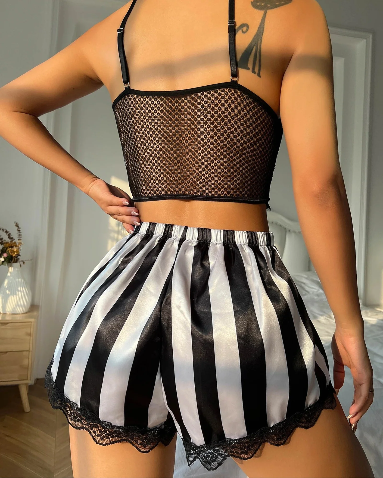 Pyjama en dentelle avec shorts rayés – Image 5