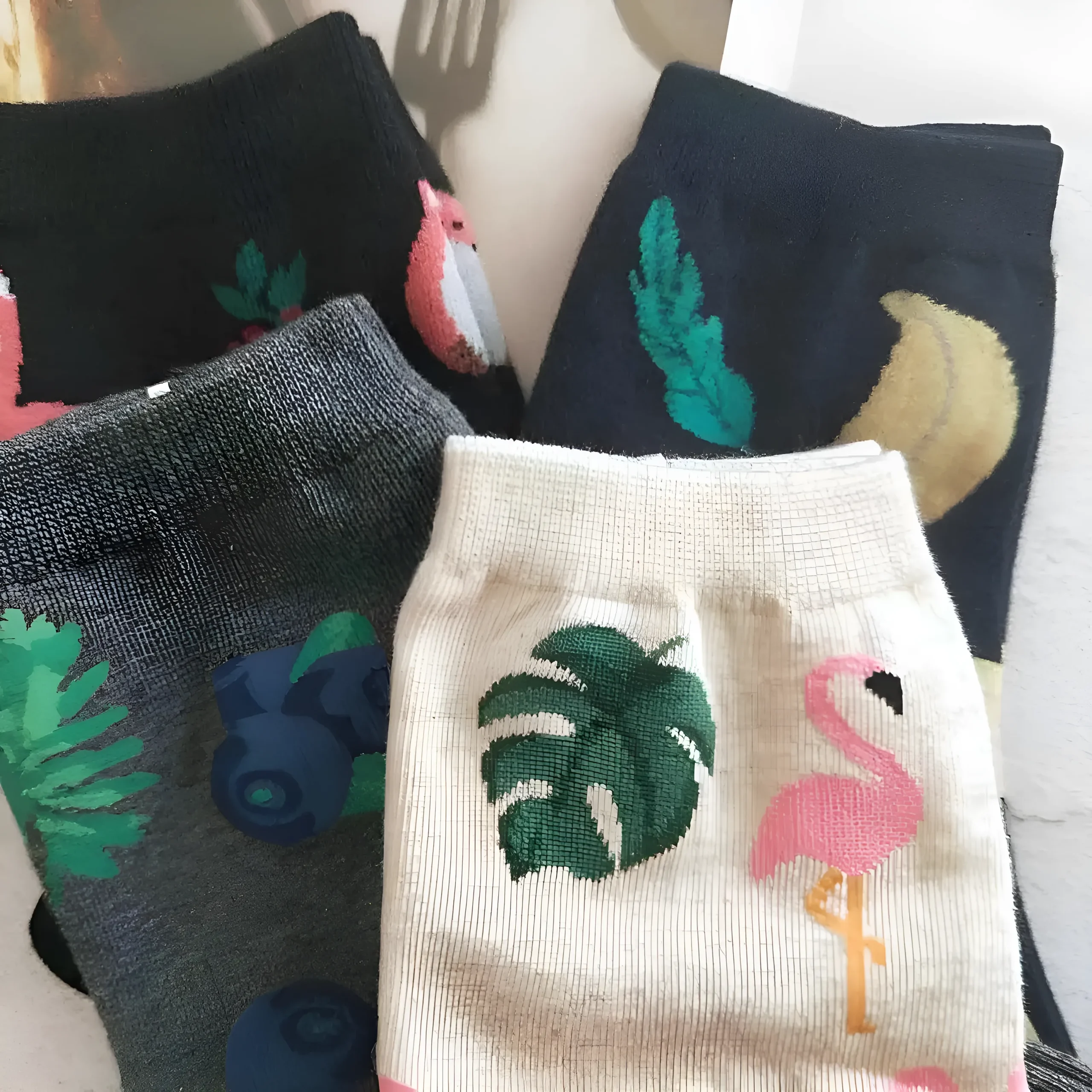 Chaussettes longues avec des imprimés colorés – Image 4