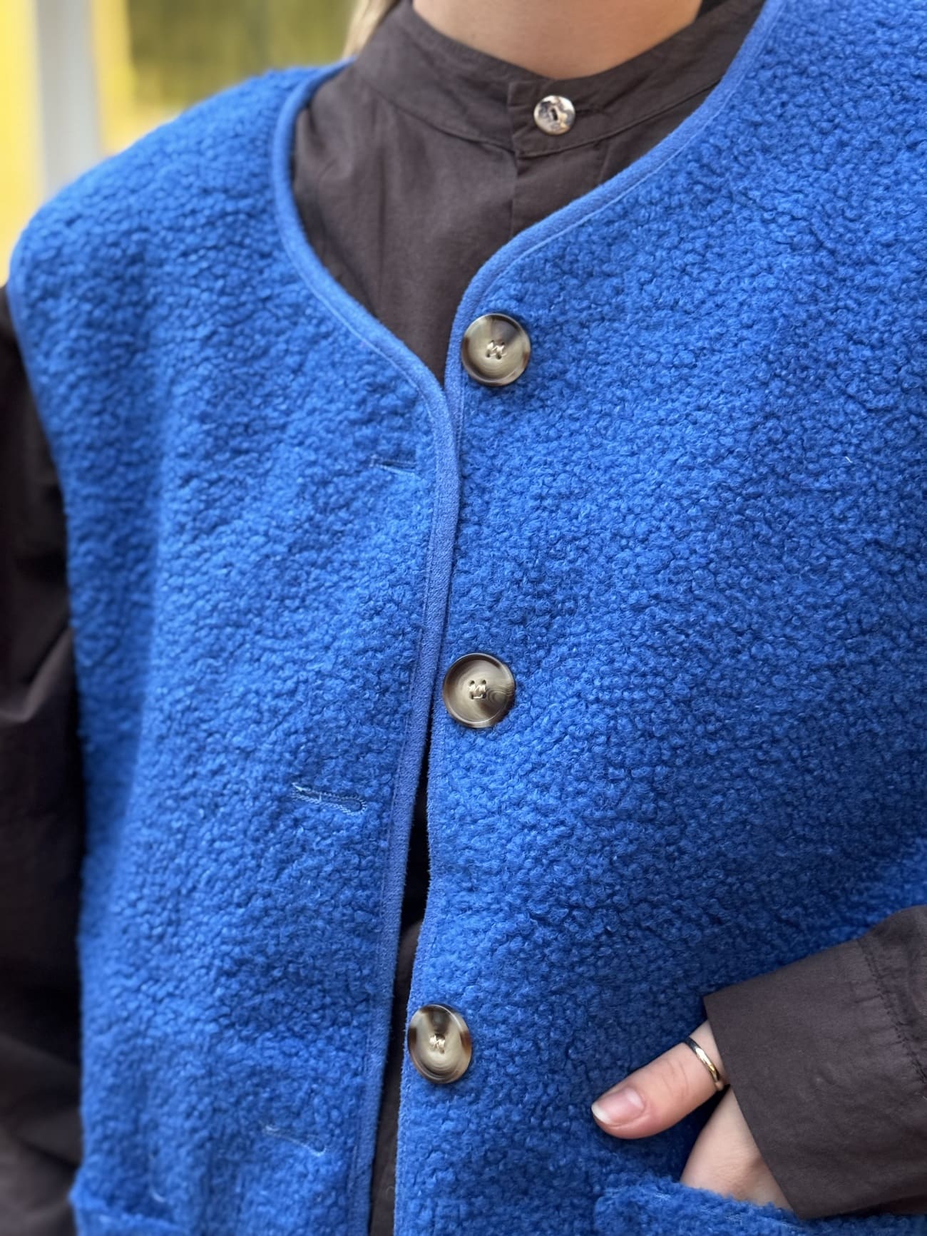 VESTE SANS MANCHE SHERPA BLEU ELECTRIQUE – Image 2